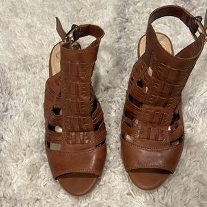 Brown Vince camuto leather sandal/heel